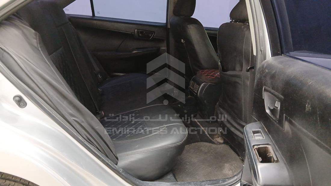 تويوتا كامري 2013 — زاوية الراكب الخلفي اليمنى — صورة 23