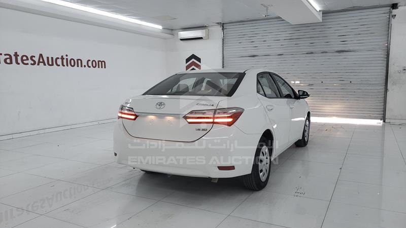 RKLBB9HE3J5206184 Auction: EmiratesAuction Lot: 435375 RKLBB9HE3J5206184 Toyota Corolla 2018 WHITE Photo 5