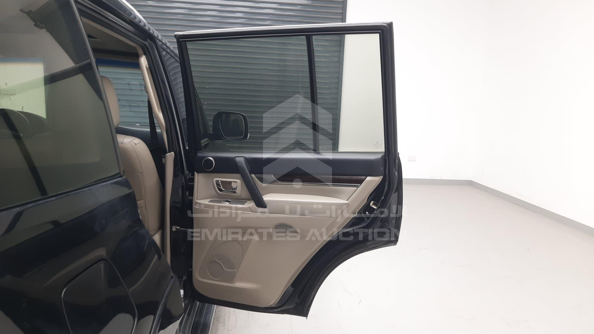 2011 MITSUBISHI PAJERO VIN: JMYLRV95WBJ706153