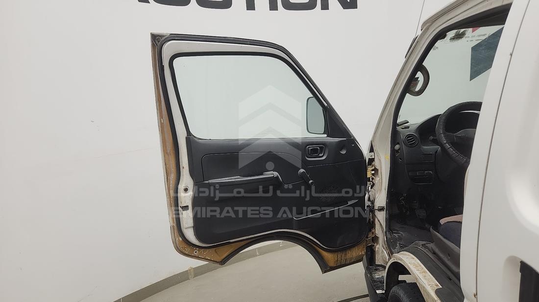 نيسان أورفان 2010 — الباب الأمامي الأيسر — صورة 5