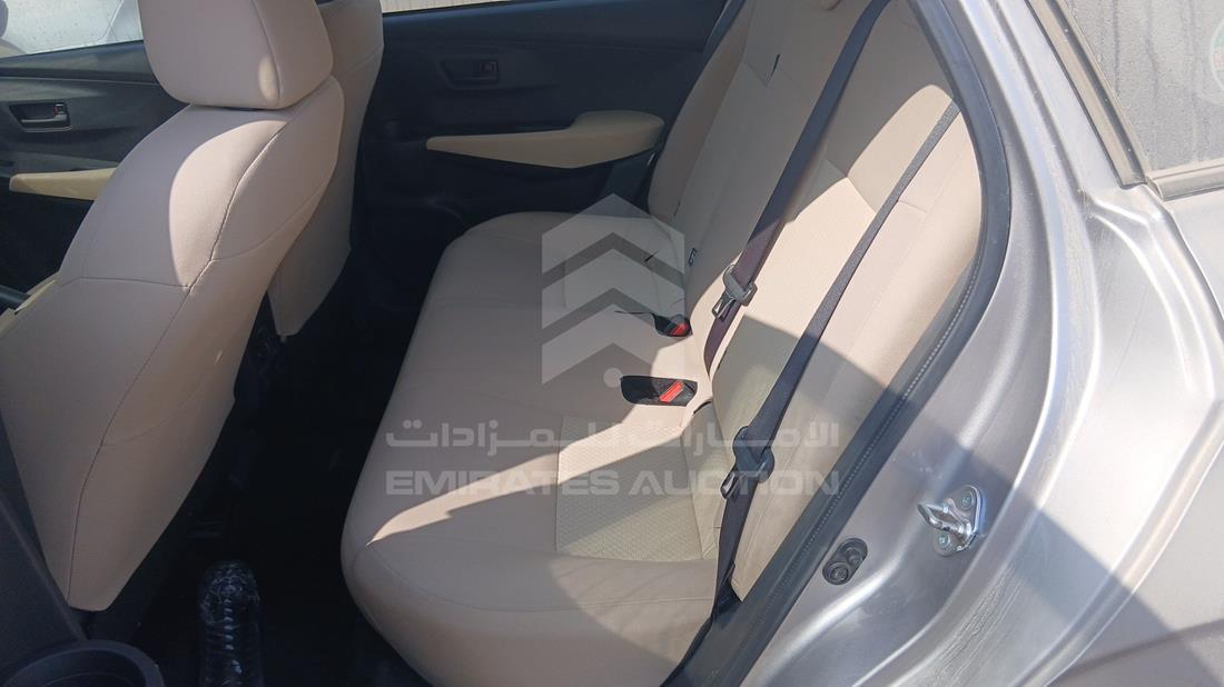 تويوتا ياريس 2023 — زاوية الراكب الخلفي اليسرى — صورة 20