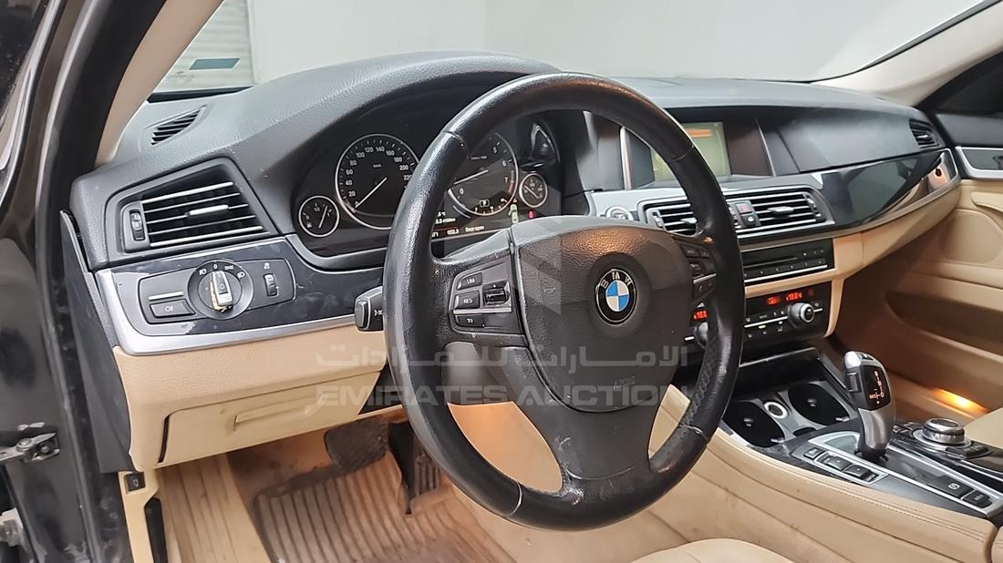 بي ام دبليو 535 اى 2015 — زاوية واجهة السائق الأمامية اليسرى — صورة 14
