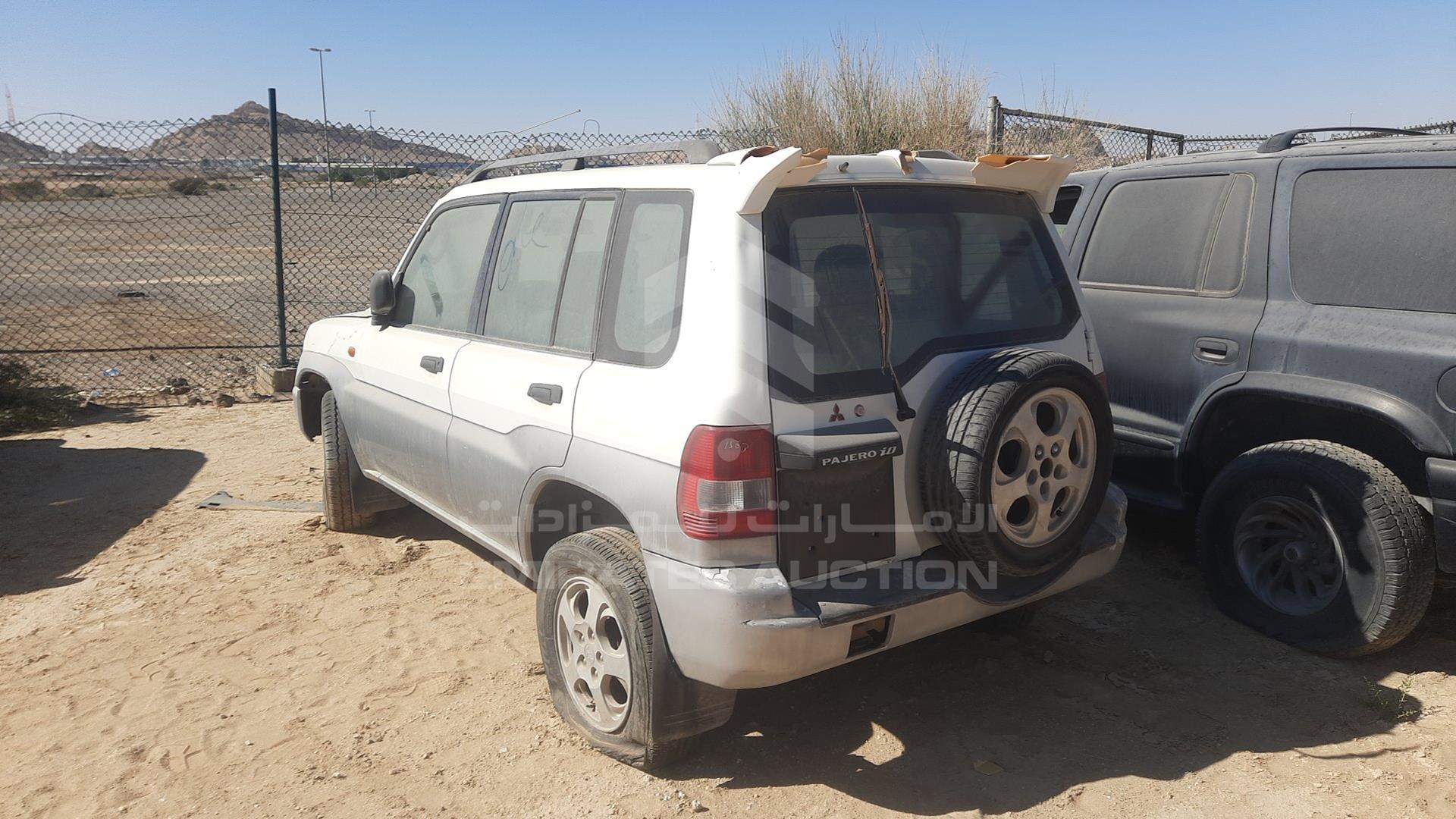 2002 MITSUBISHI PAJERO VIN: JMYLRH77W2Z701065