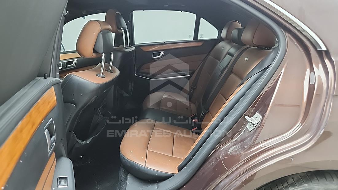 مرسيدس إى 300 2014 — زاوية الراكب الخلفي اليسرى — صورة 21
