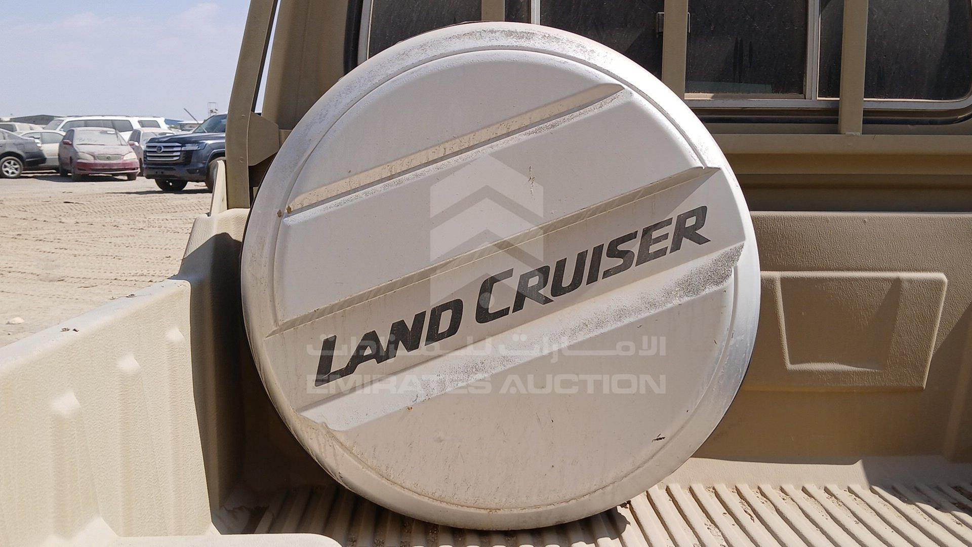 2015 TOYOTA LAND CRUISER VIN: JTFLU73J1F7019579
