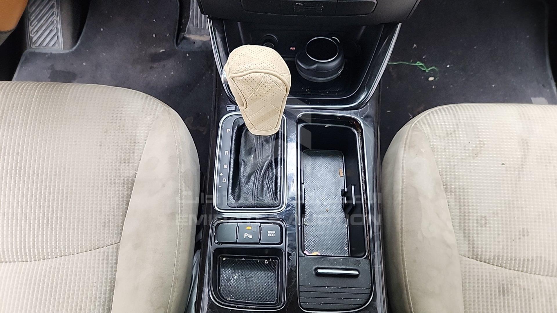2015 KIA SORENTO VIN: KNAKU8119F5512075