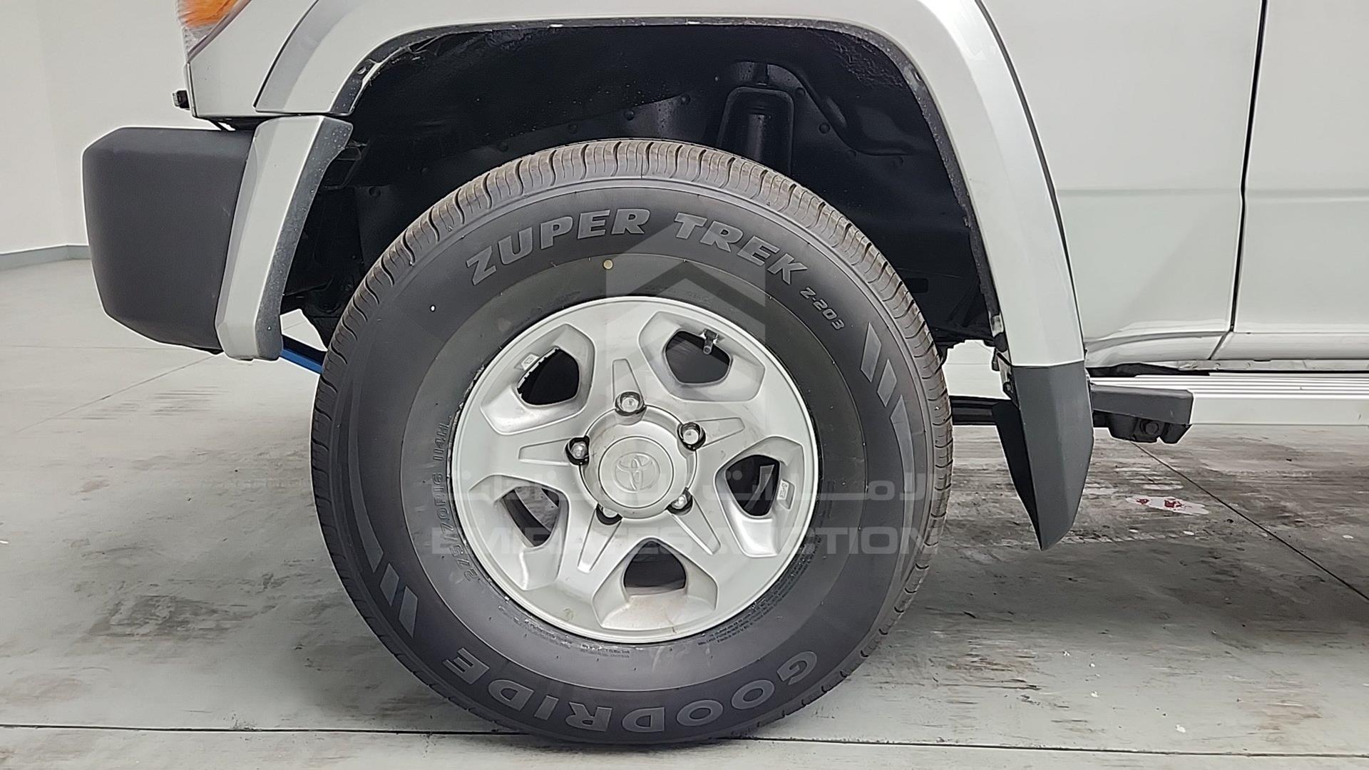 2009 TOYOTA LAND CRUISER VIN: JTFLJ71J198018409