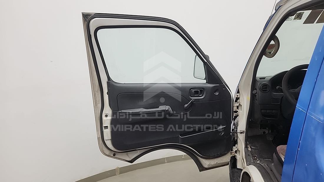 نيسان أورفان 2012 — الباب الأمامي الأيسر — صورة 5