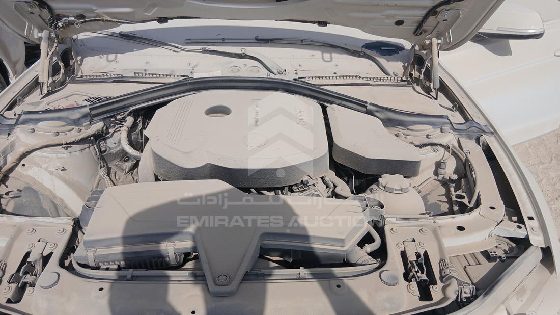 بي ام دبليو 318i 2018 — خليج المحرك — صورة 28