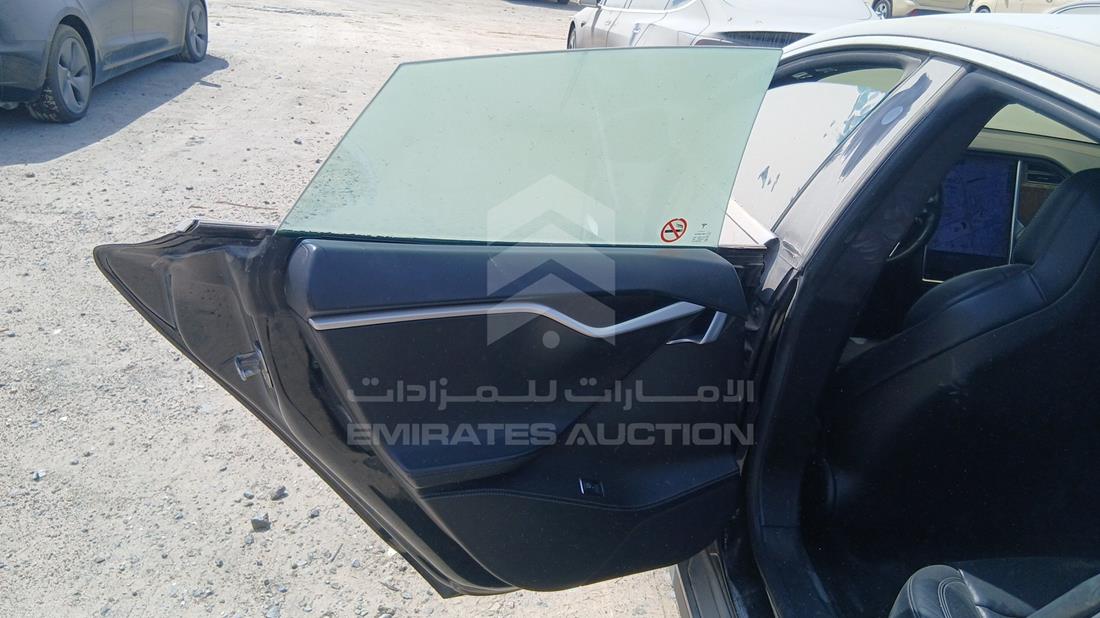 تيسلا موديل اس 2018 — الباب الخلفي الأيسر — صورة 19