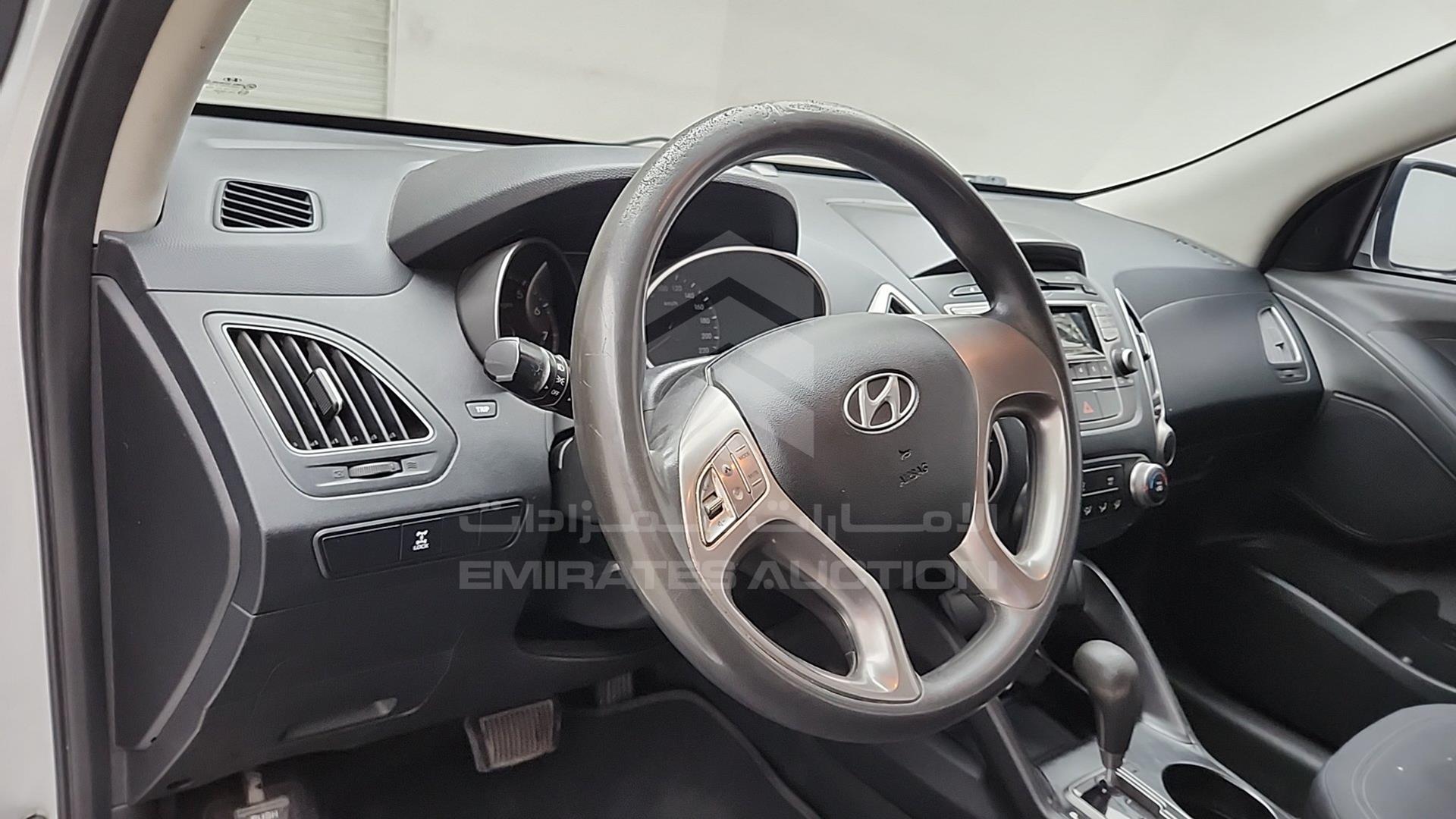 2011 HYUNDAI TUCSON VIN: KMHJT81B4BU132406