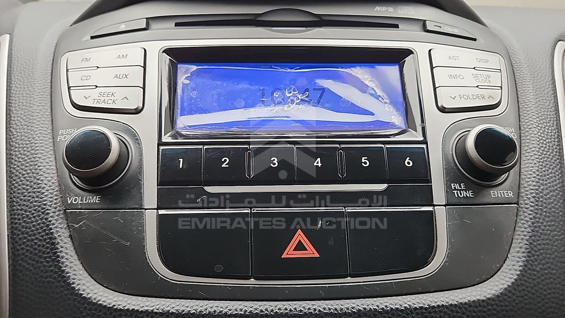 2011 HYUNDAI TUCSON VIN: KMHJT81B4BU132406