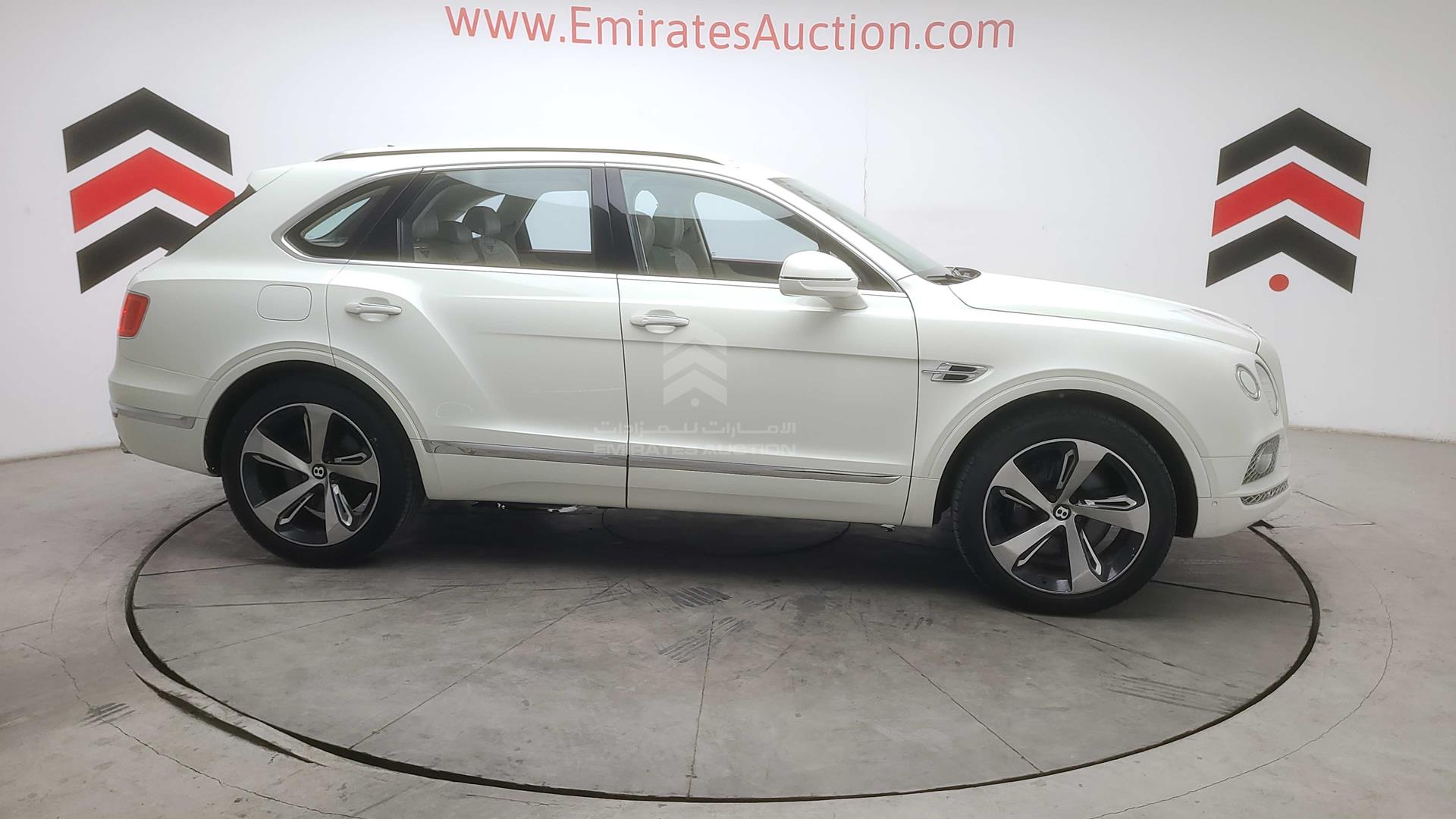 2018 BENTLEY BENTAYGA VIN: SJAAF1ZV8JC018402