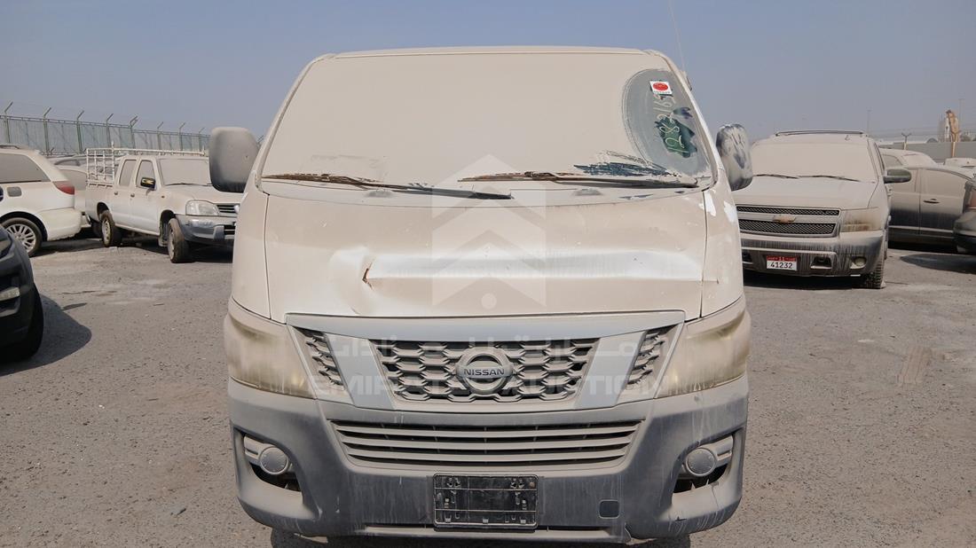 نيسان إن في 350 2015 — الزاوية الأمامية بالكامل — صورة 1