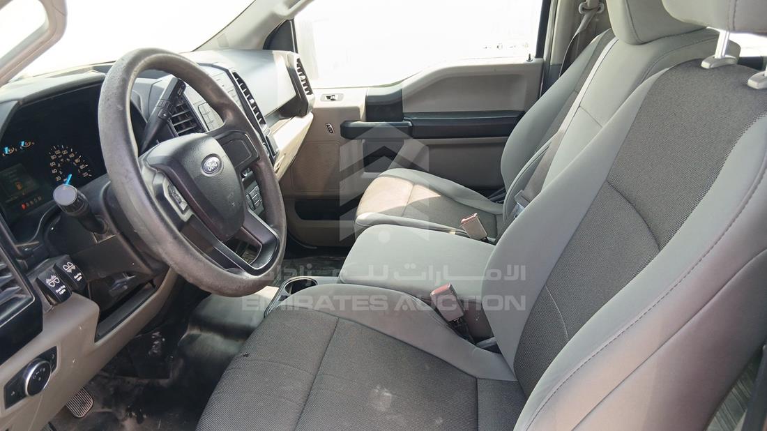 فورد اف 150 2019 — زاوية السائق الأمامية اليسرى — صورة 13