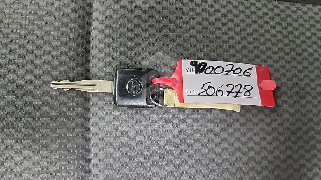 2014 Nissan Urvan — Keys — Photo 4