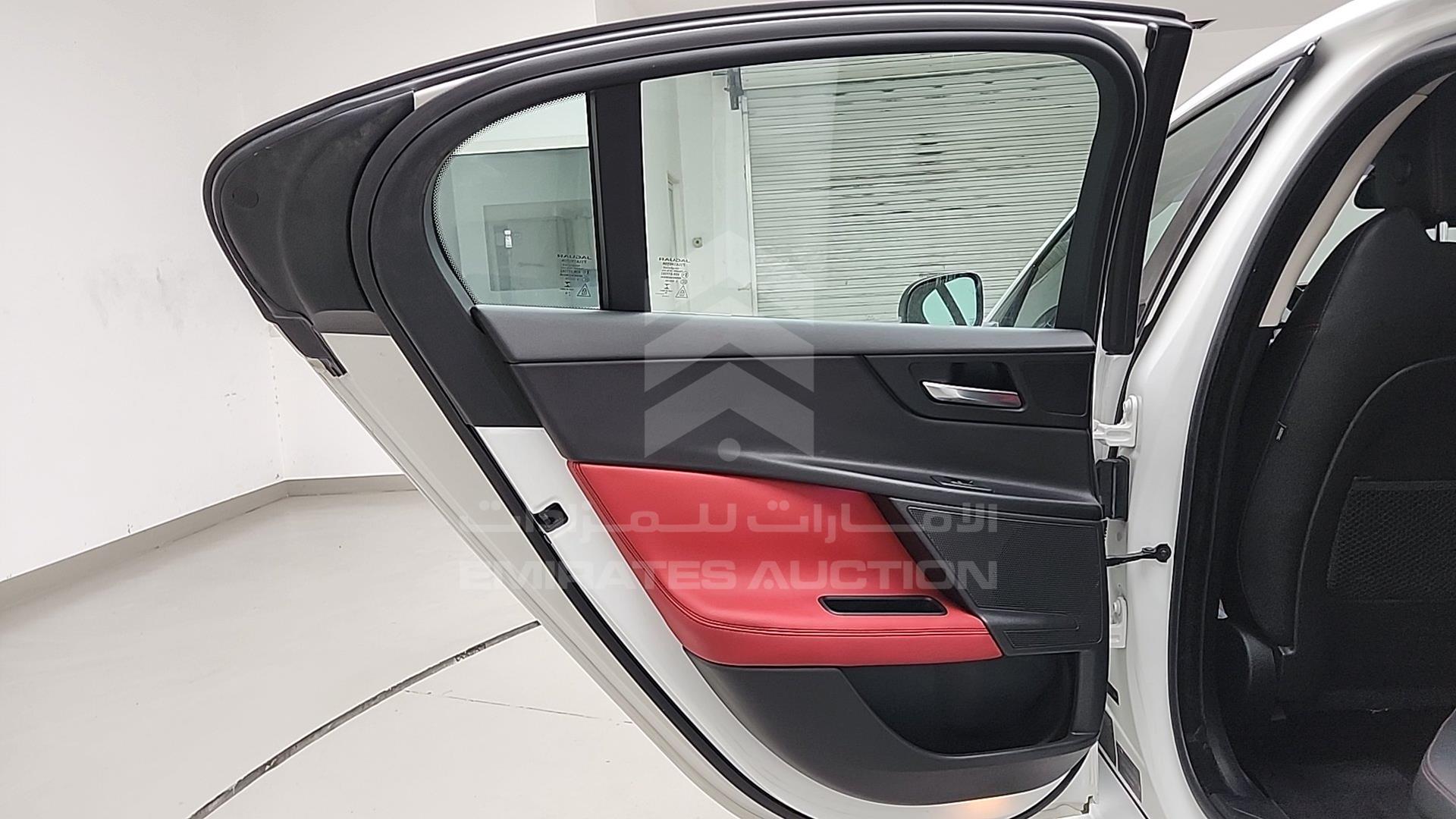 2016 JAGUAR XE VIN: SAJAB4BG8GA924028