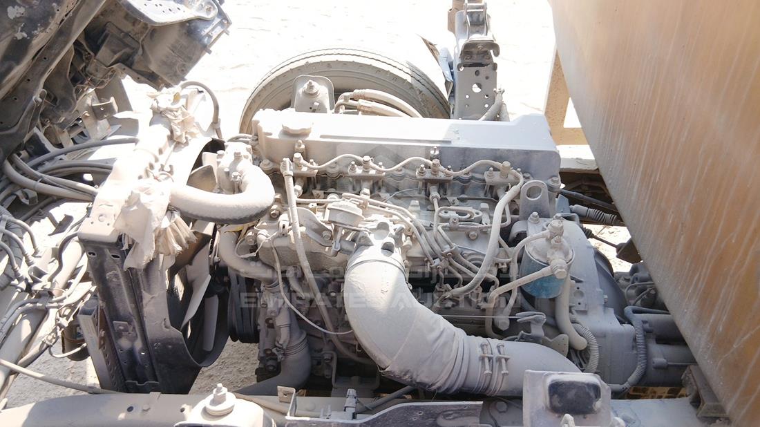 2000 Isuzu NPR — Engine Bay — Photo 23