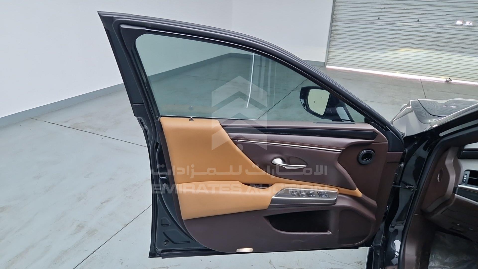 2021 LEXUS ES 300H VIN: JTHB21B15M2140116
