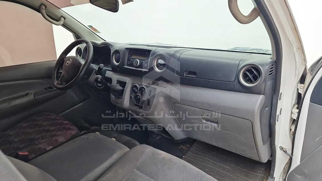 نيسان أورفان 2013 — زاوية واجهة الراكب الأمامي الأيمن — صورة 18