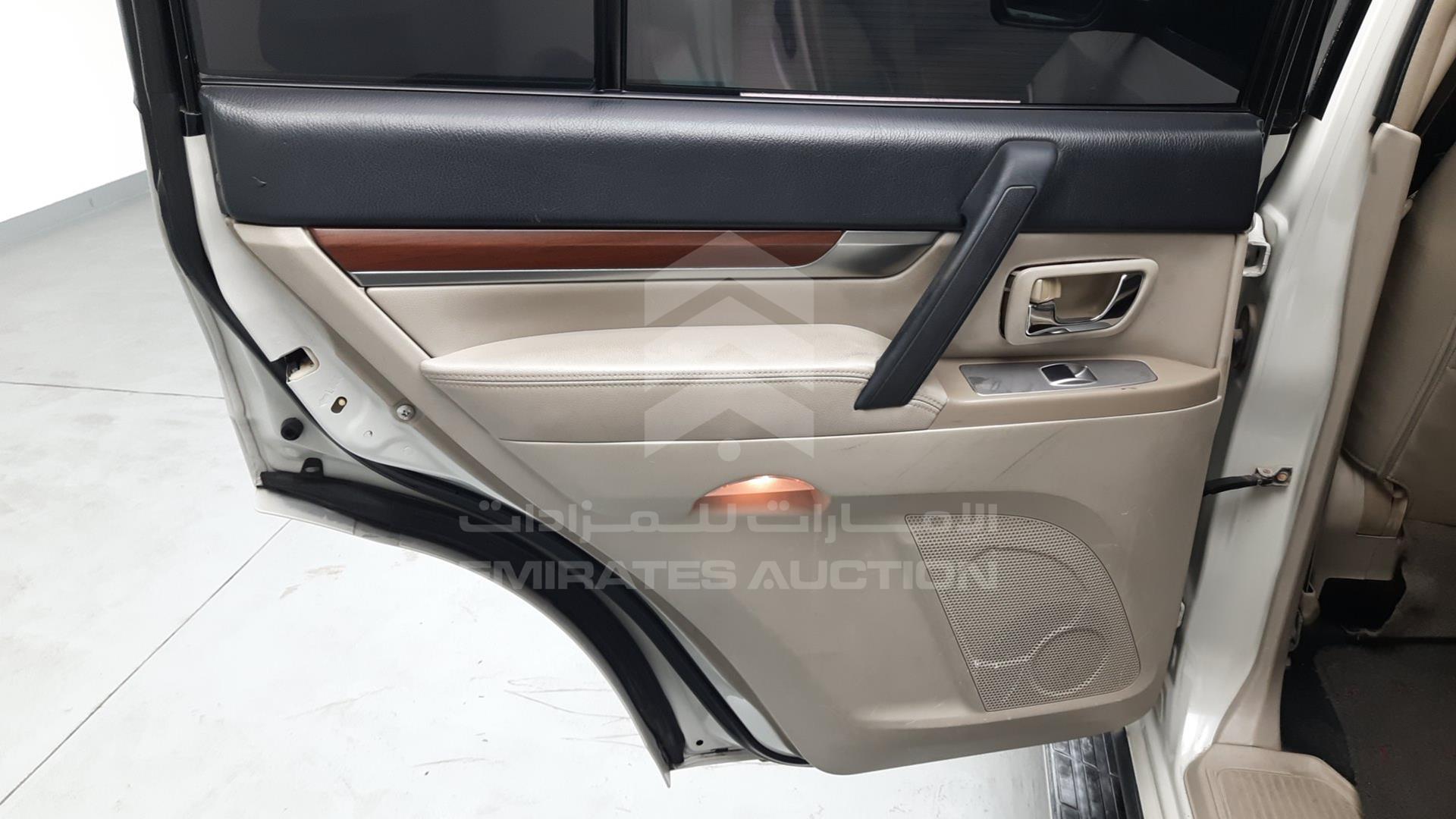 2008 MITSUBISHI PAJERO VIN: JMYLRV93W8J728895
