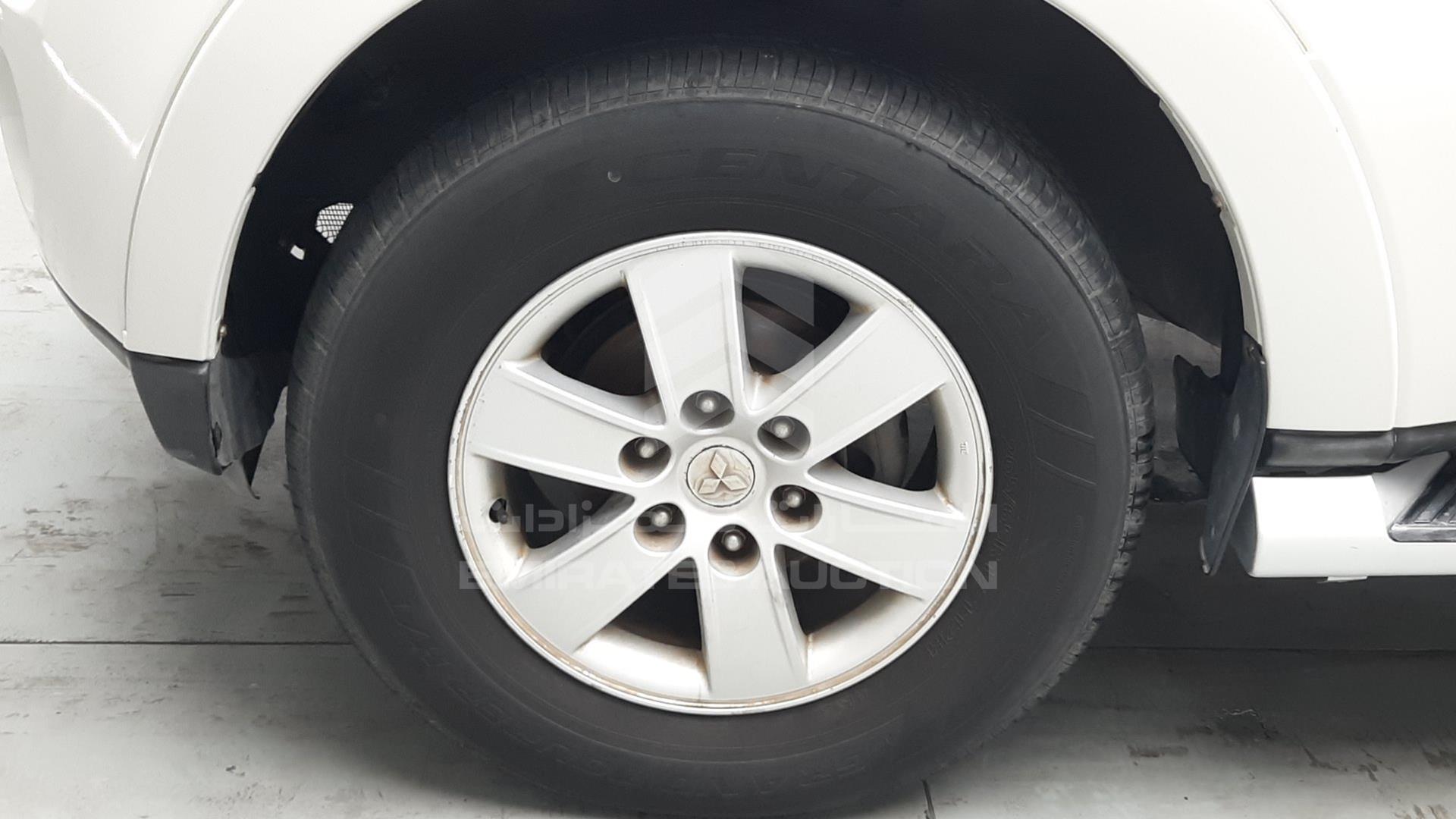 2008 MITSUBISHI PAJERO VIN: JMYLRV93W8J728895