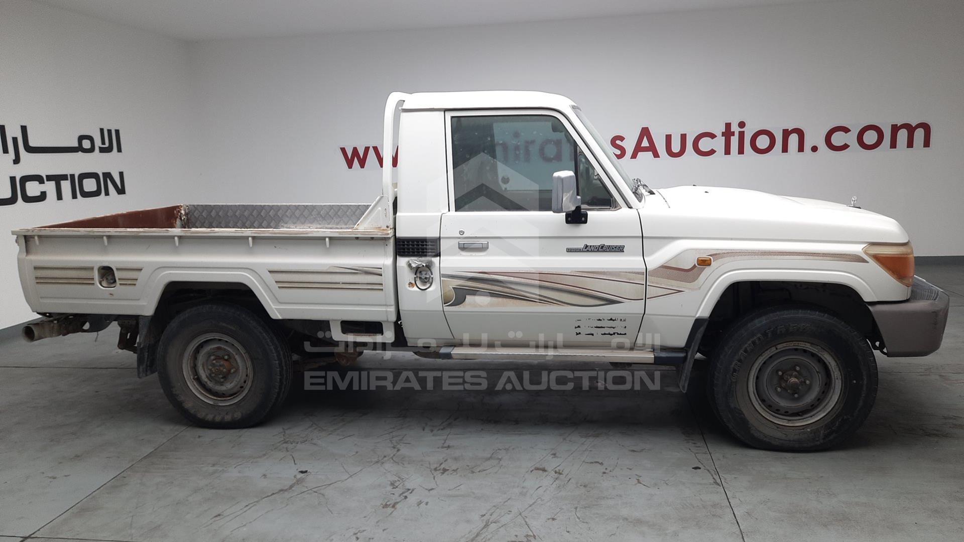 2012 TOYOTA LAND CRUISER VIN: JTFLU73J1C4530111