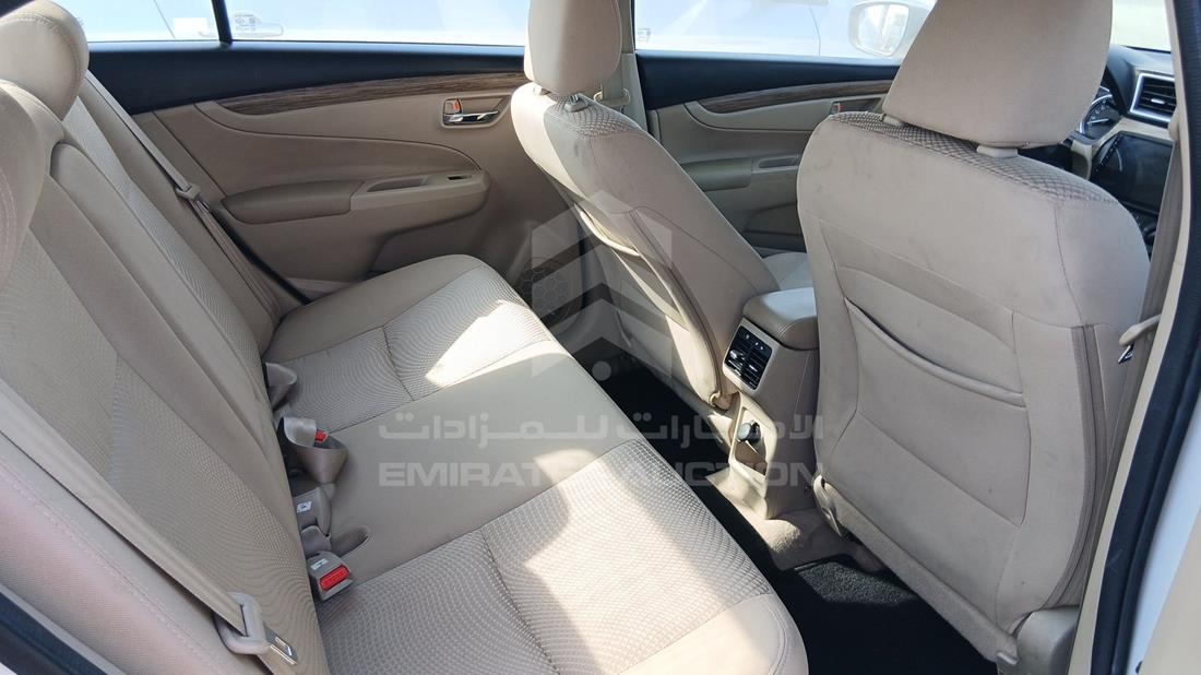 سوزوكي سياز 2023 — زاوية الراكب الخلفي اليمنى — صورة 20