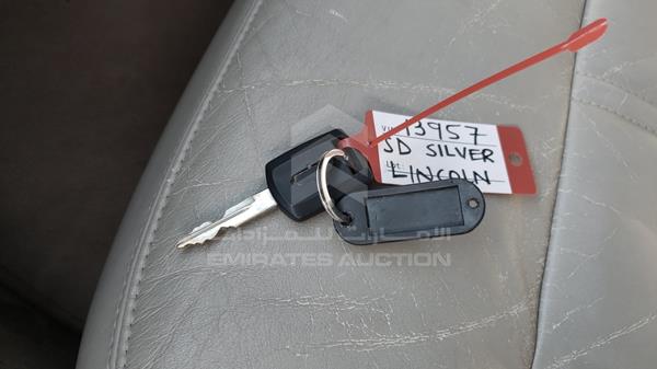 Lincoln Town Car 2005 1LNHM82W05Y613957 Image 33