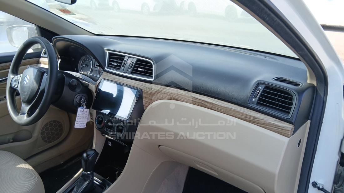 سوزوكي سياز 2023 — زاوية واجهة الراكب الأمامي الأيمن — صورة 23