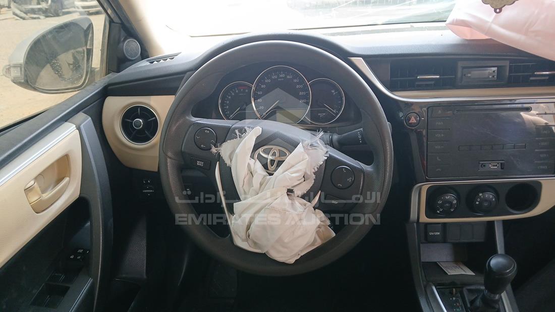 تويوتا كورولا 2017 — التحكمات في عجلة القيادة — صورة 13