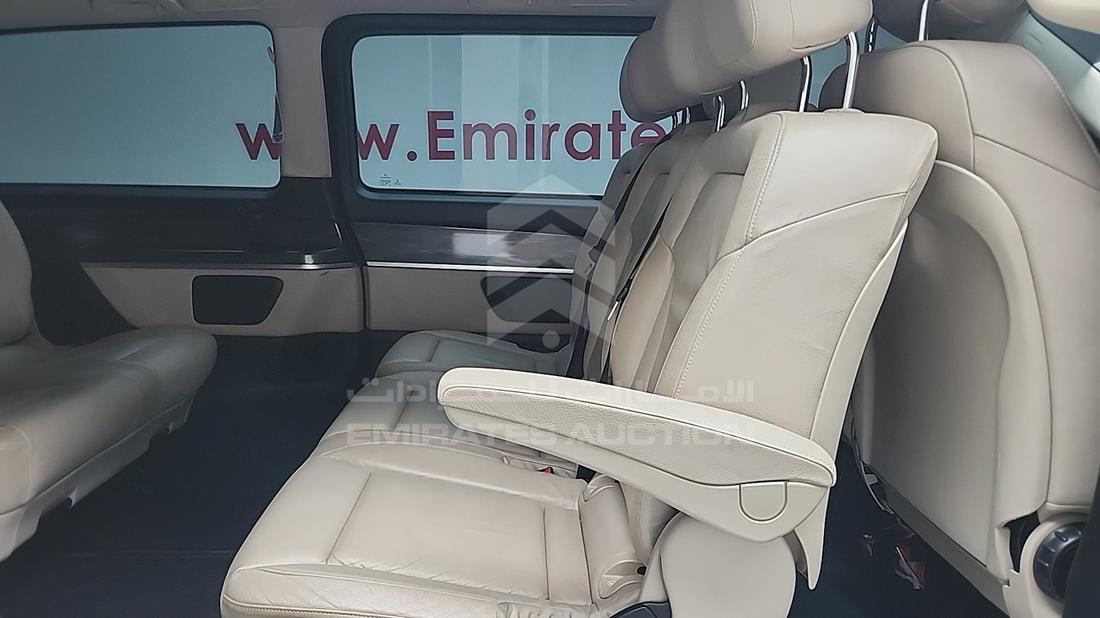 مرسيدس V 250 2021 — زاوية الراكب الخلفي اليمنى — صورة 23