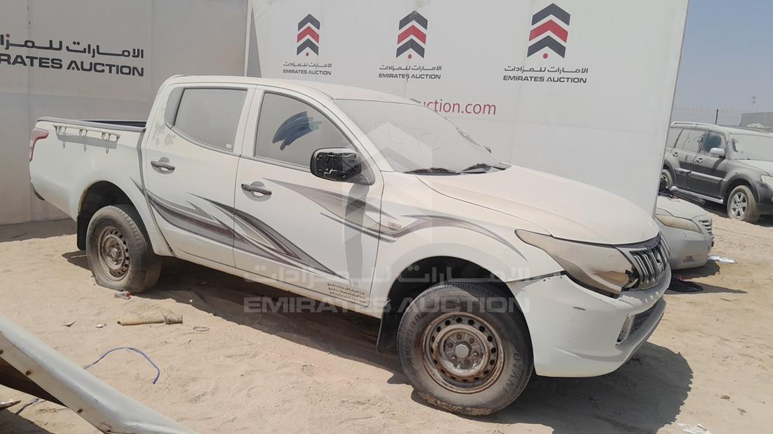 ميتسوبيشي L 200 2016 — الزاوية الأمامية اليمنى — صورة 10
