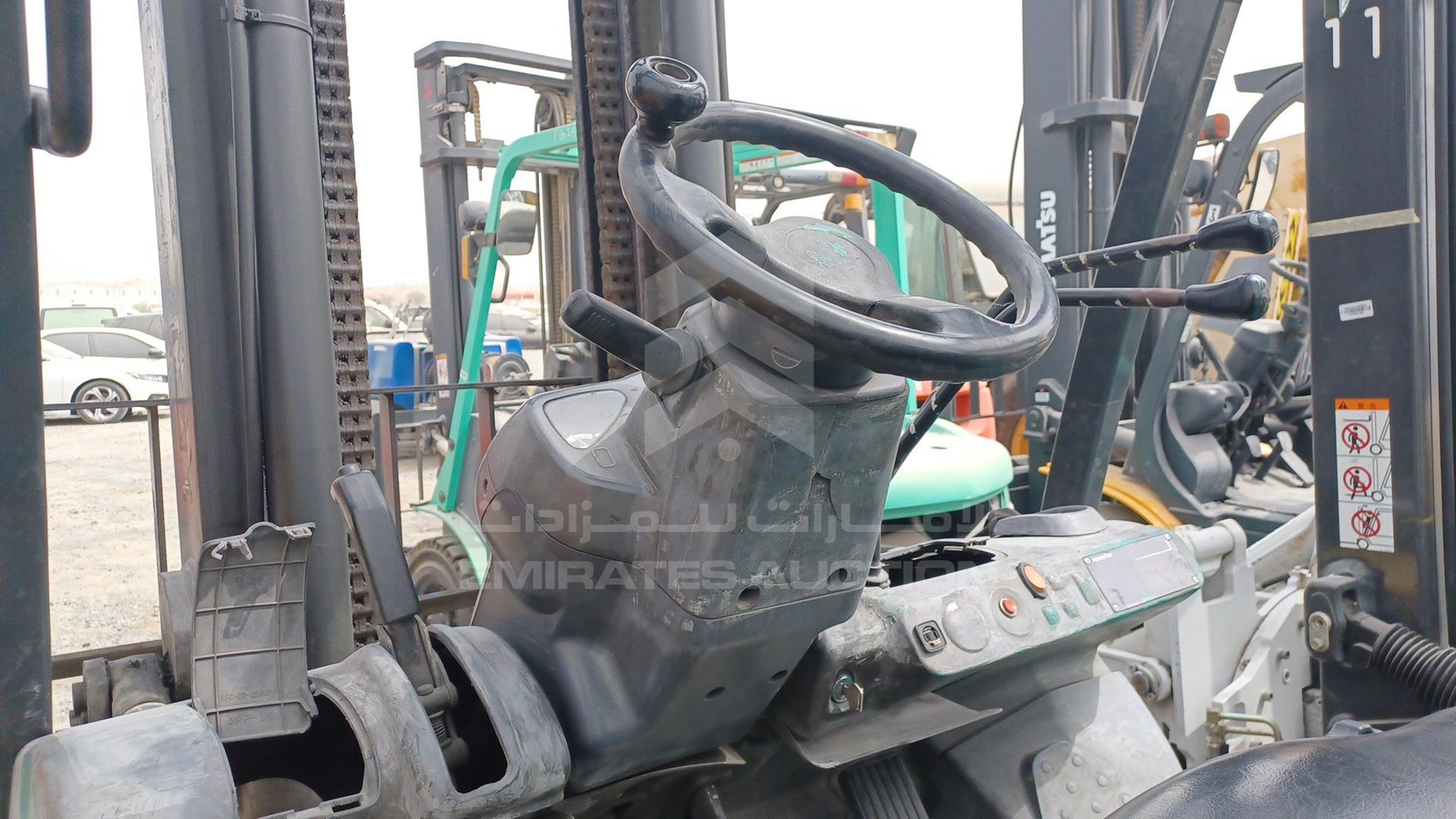 2016 KOMATSU FORKLIFT VIN: M252138087
