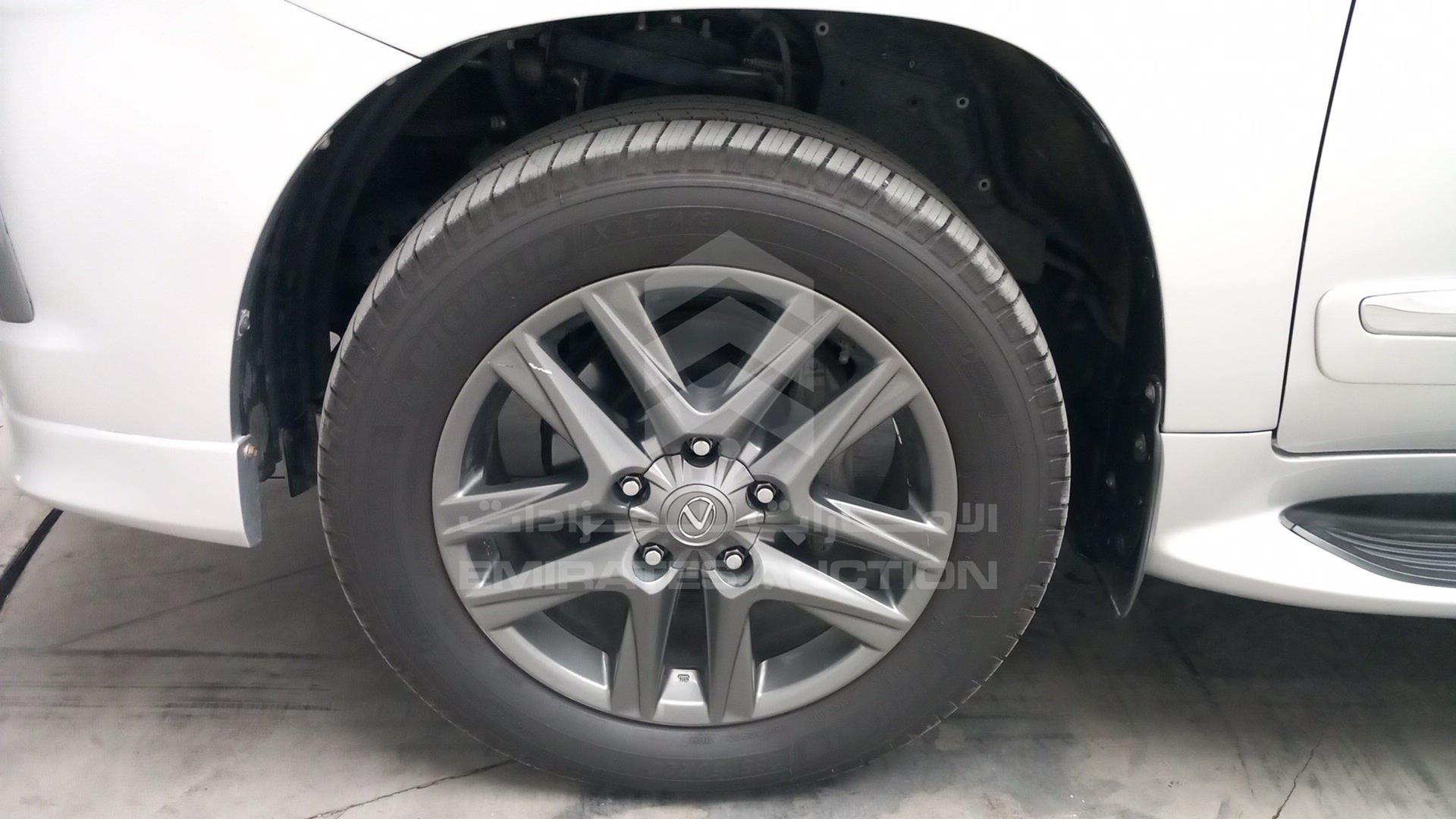 2014 LEXUS LX 570 VIN: JTJHY00W2E4138734