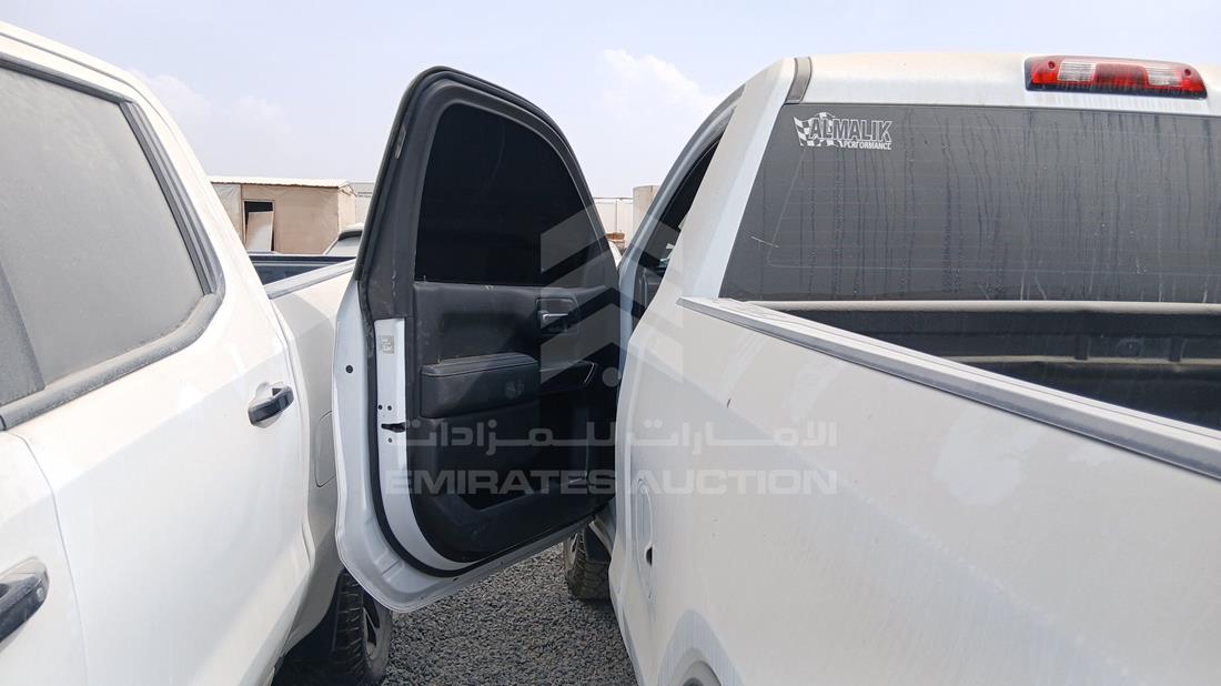 جي ام سي سيررا 2022 — الباب الأمامي الأيسر — صورة 11