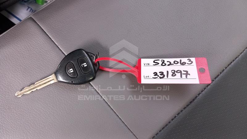 RKLBC42E7B4582063 Auction: EmiratesAuction Lot: 404958 RKLBC42E7B4582063 Toyota Corolla 2011 SILVER Photo 4