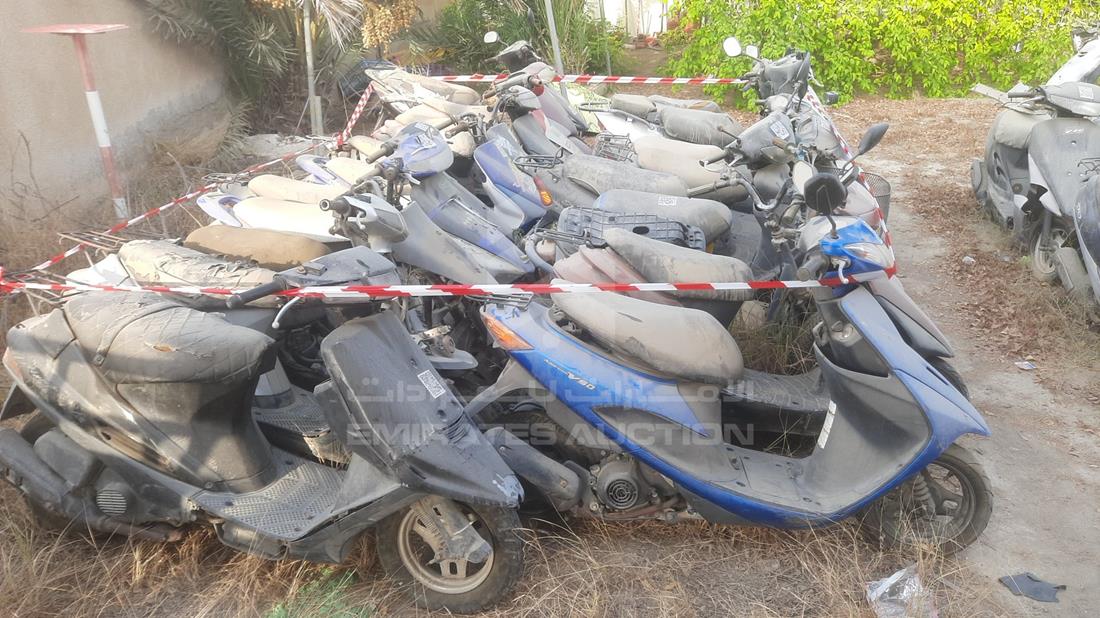 21 Scooters - Scrap without document — Front Right Angle — Photo 27