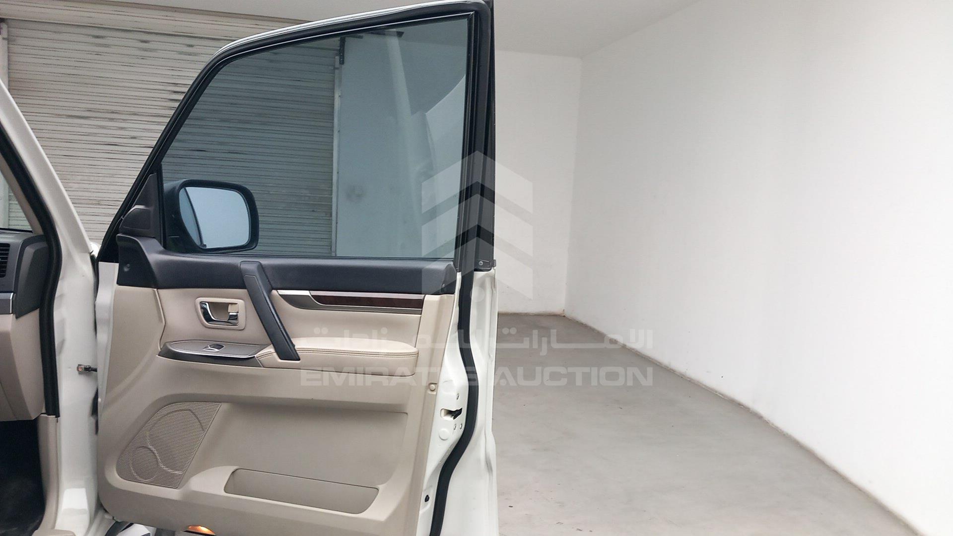 2014 MITSUBISHI PAJERO VIN: JMYLRV95WEJ703780