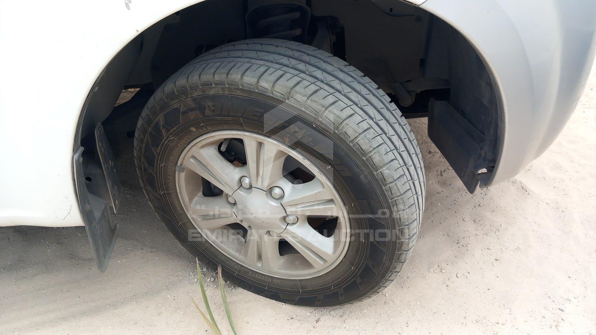 2015 ISUZU D-MAX VIN: MPAEL3317FT013569