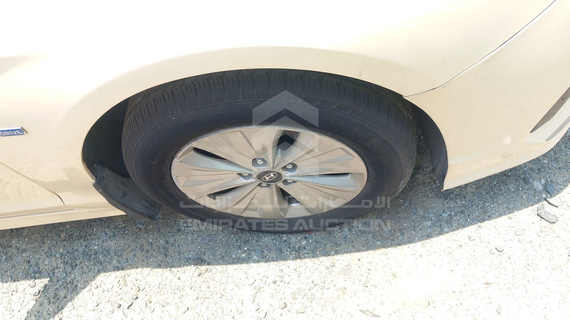 2018 HYUNDAI SONATA VIN: KMHE24136JA082064