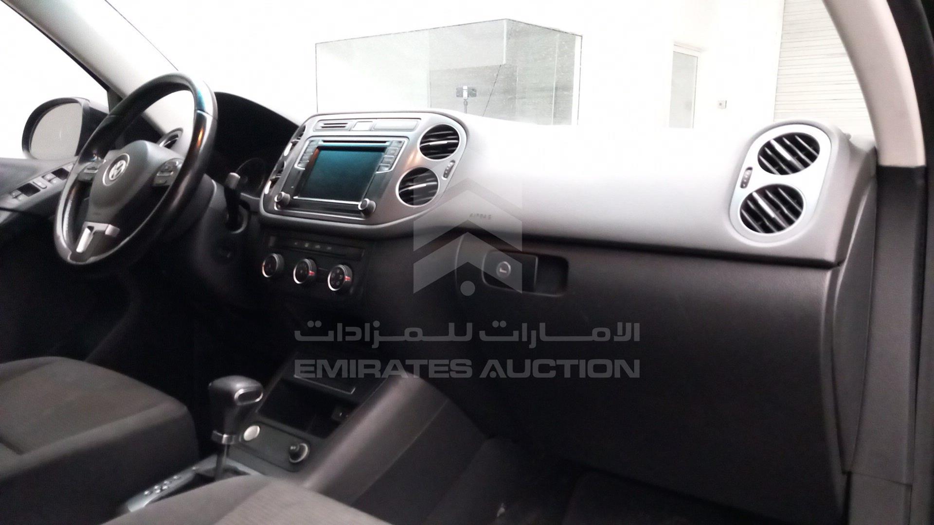 2017 VOLKSWAGEN TIGUAN VIN: WVGAV7AX1HK045504