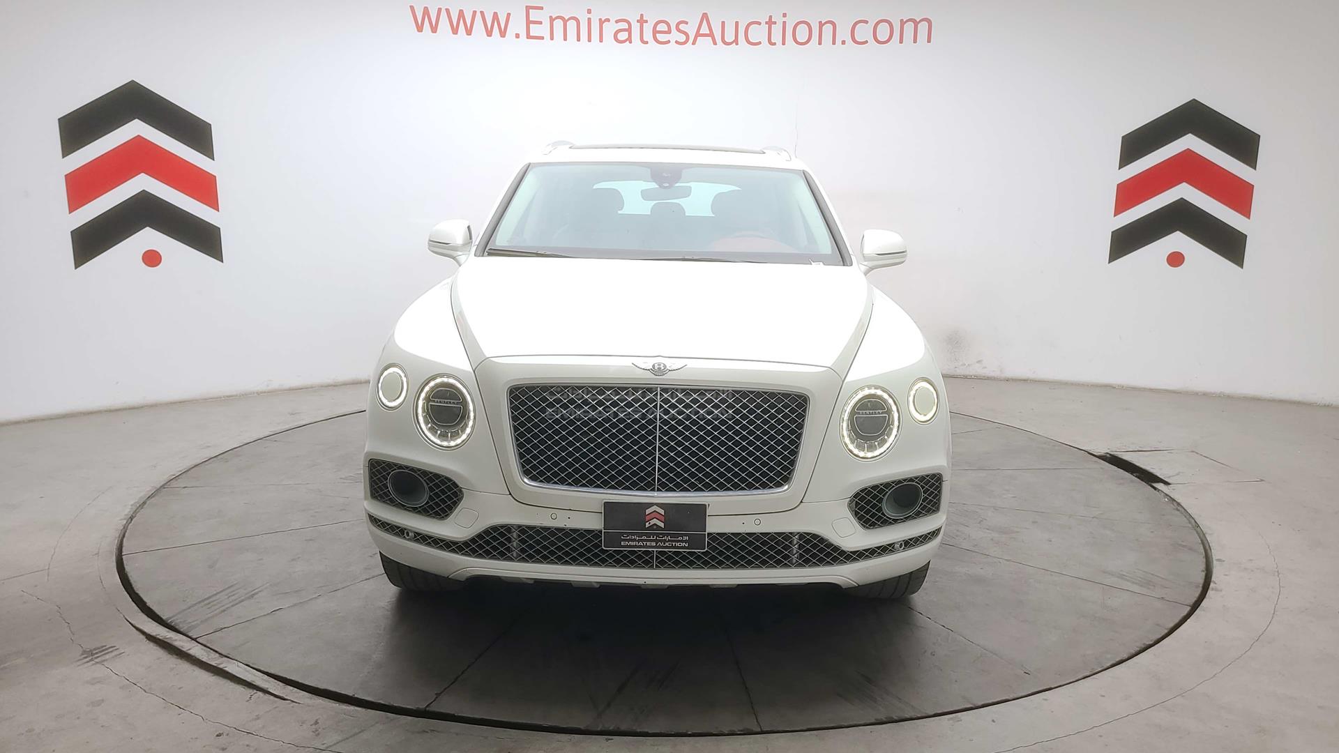 2018 BENTLEY BENTAYGA VIN: SJAAF1ZV8JC018402