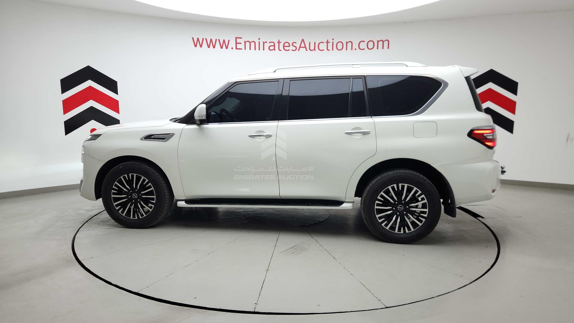 2011 INFINITI QX56 VIN: JNRAZ25Y9B9000789