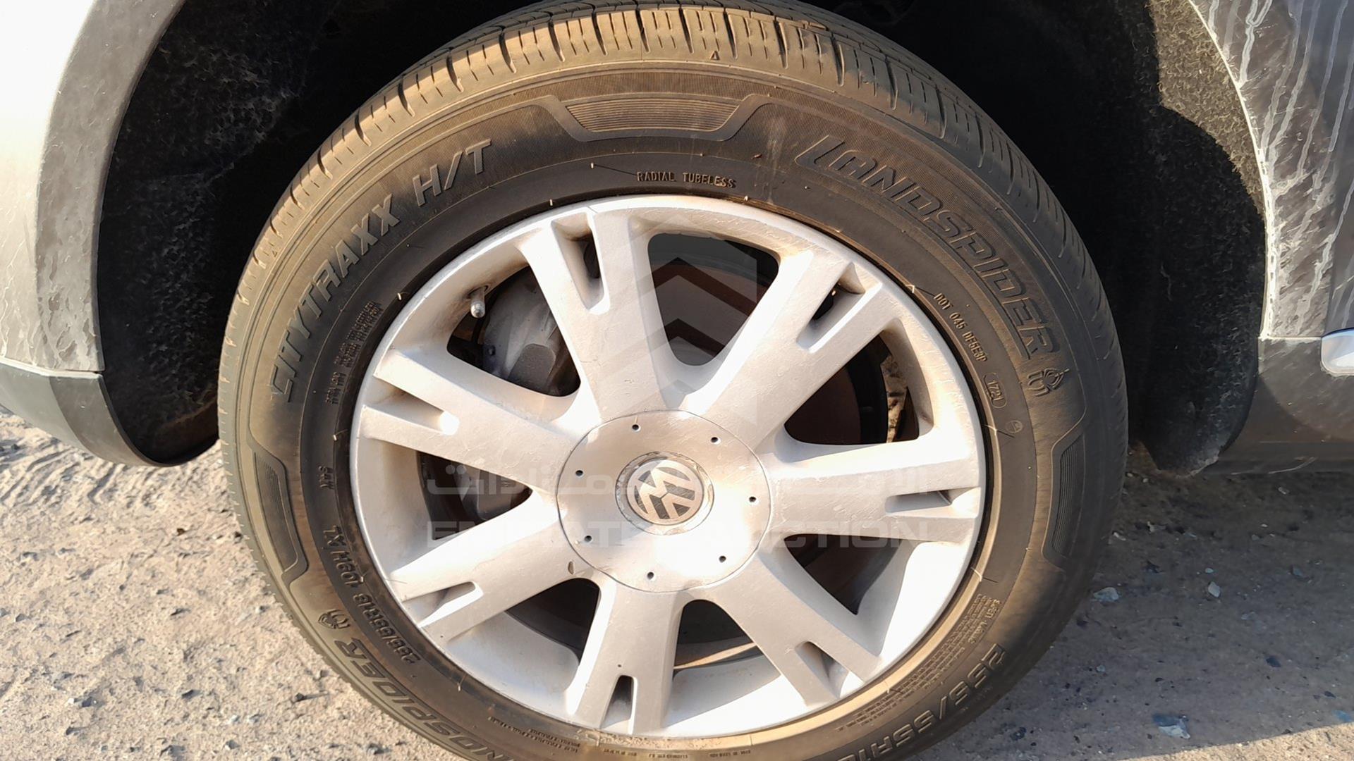 2010 VOLKSWAGEN TOUAREG VIN: WVGAL27L4AD011385