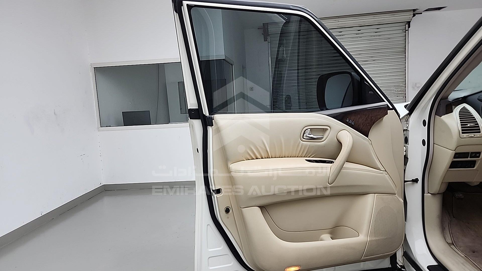2011 INFINITI QX56 VIN: JNRAZ25Y4B9000148