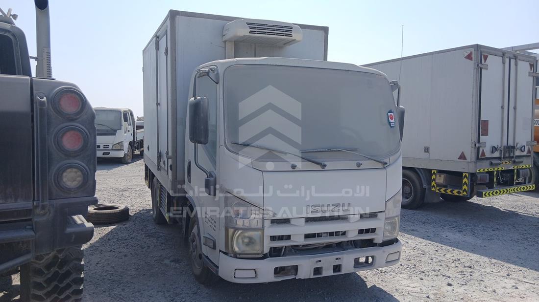 2014 Isuzu NMR — Front Right Angle — Photo 9