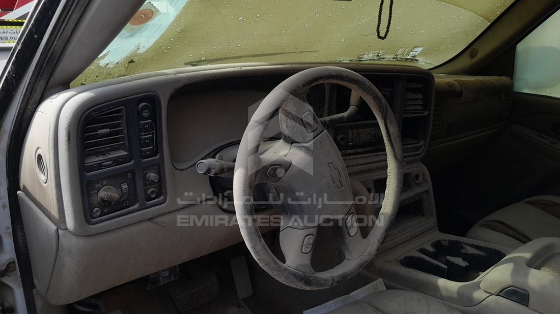2004 GMC Suburban — Front Left Driver Dashboard View — Photo 11