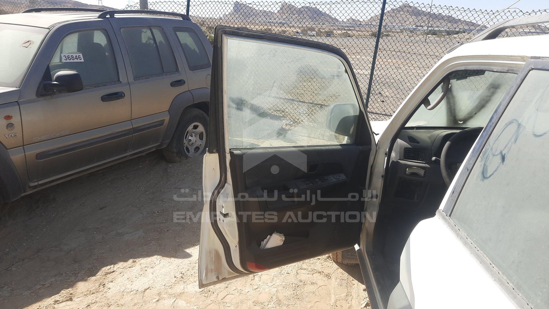 2002 MITSUBISHI PAJERO VIN: JMYLRH77W2Z701065