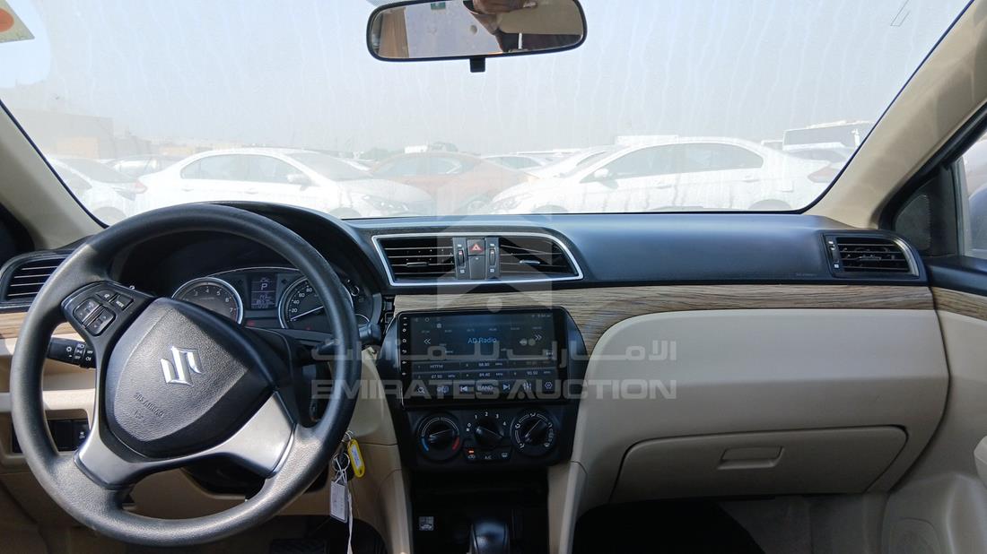 سوزوكي سياز 2023 — زاوية الواجهة الكاملة — صورة 16